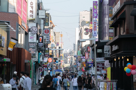 디지털타임스 연중캠페인 '풀뿌리상권 살려내자' 취재진이 방문한 경기도 안양 1번가 상권.   화려한 과거를 지녔던 인덕원상권은 낡고 오래된 건물과 난립한 유흥주점으로 젊은층의 방문이 크게 줄어든 반면, 안양 1번가는 다양한 상점과 특색있는 거리분위기로 활기가 넘쳐난다.  박동욱기자 fufus@